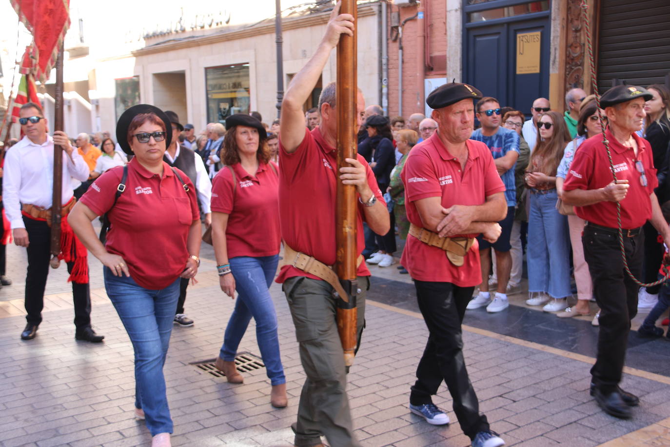 Un hombre muestra sus habilidades con el pendón.