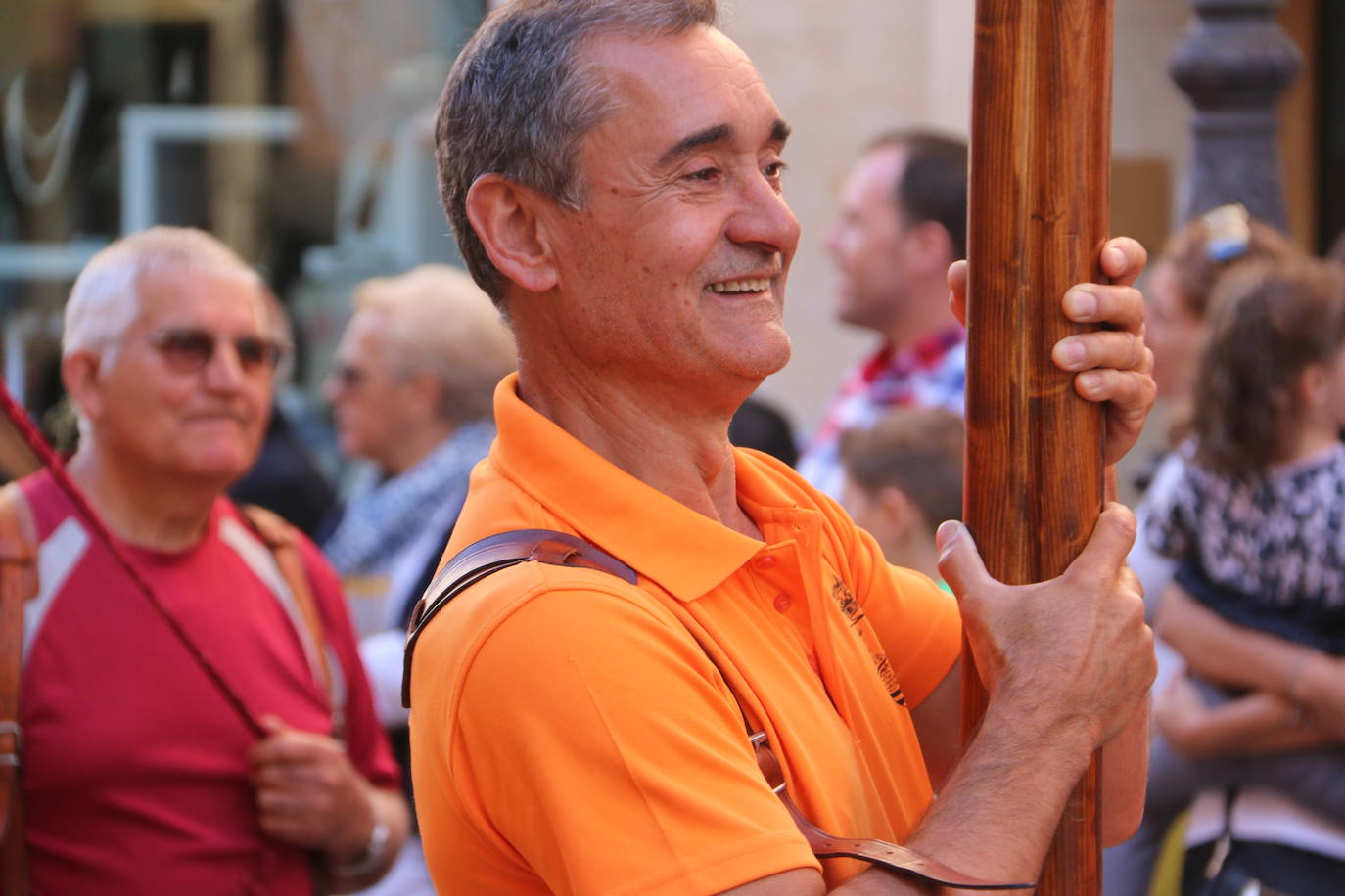 Un hombre muestra sus habilidades con el pendón.