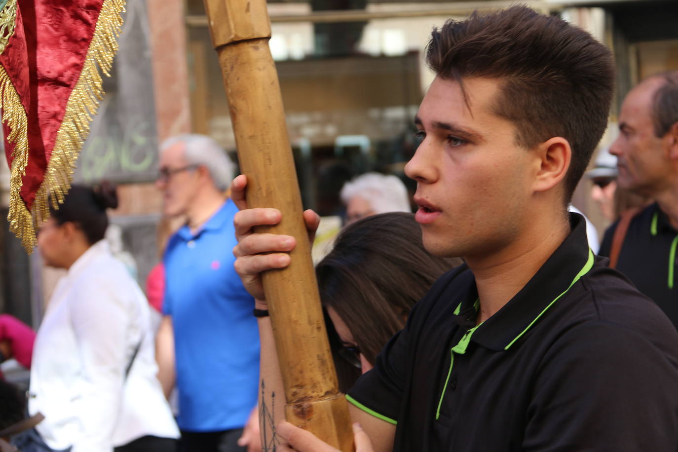 Un hombre muestra sus habilidades con el pendón.