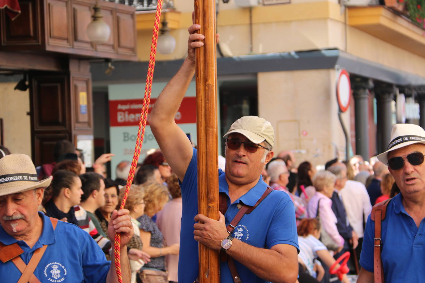 Un hombre muestra sus habilidades con el pendón.