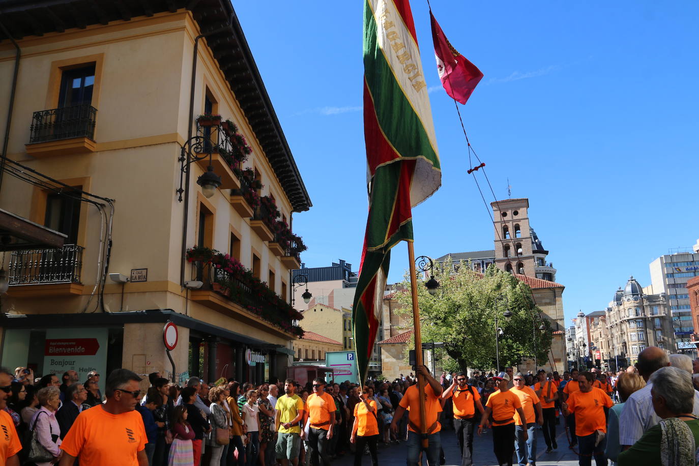 Un hombre muestra sus habilidades con el pendón.