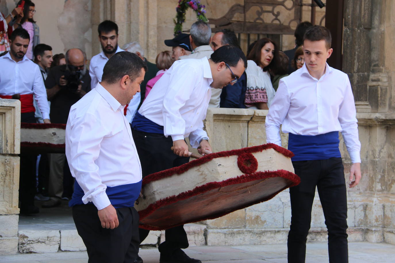 Baile de las doncellas en el claustro de la Catedral.