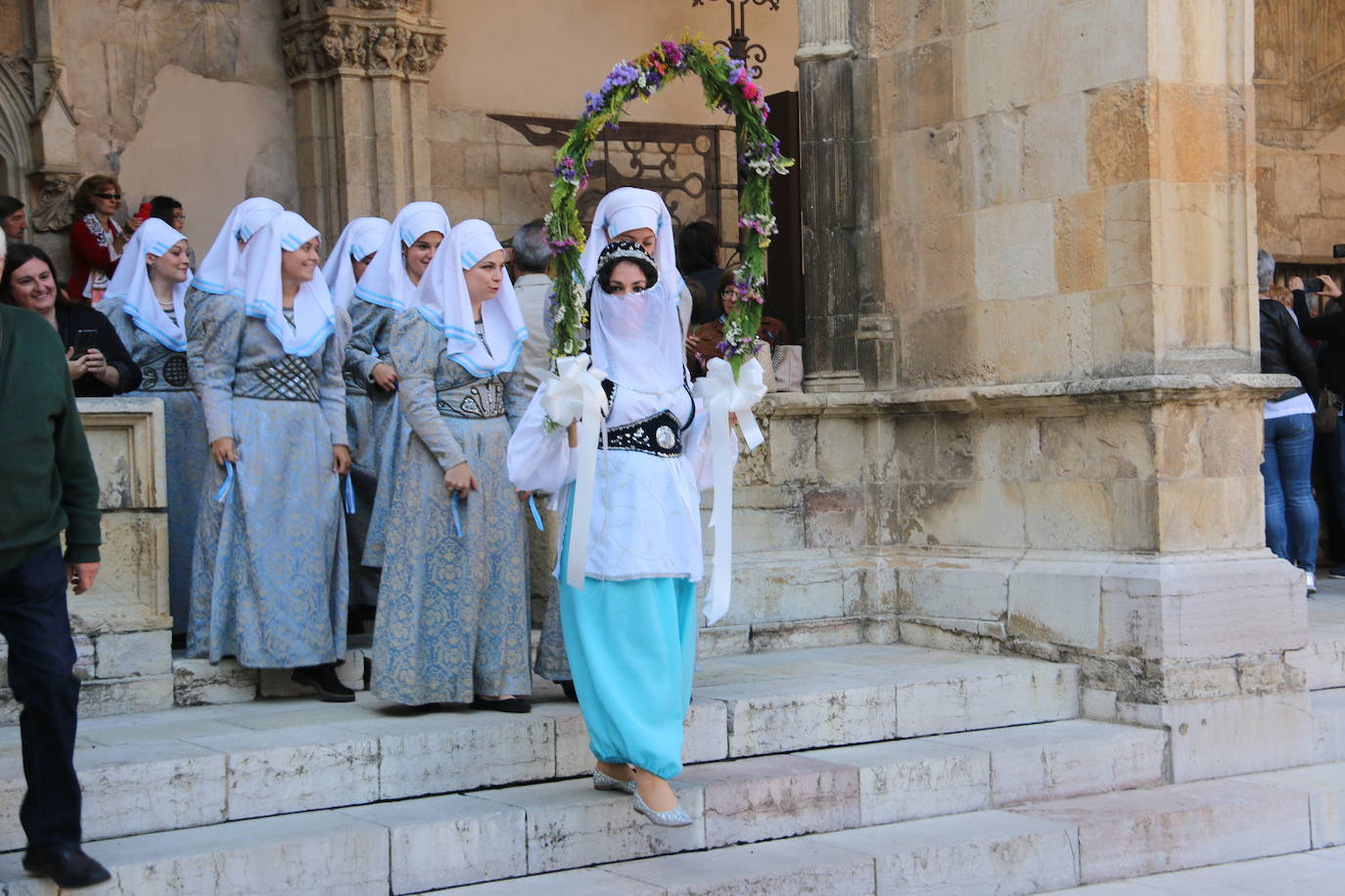 Baile de las doncellas en el claustro de la Catedral.