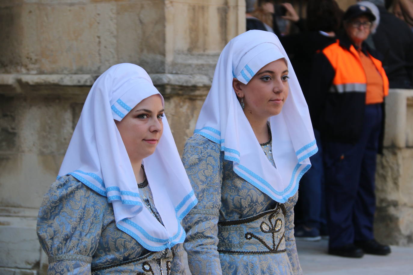 Baile de las doncellas en el claustro de la Catedral.