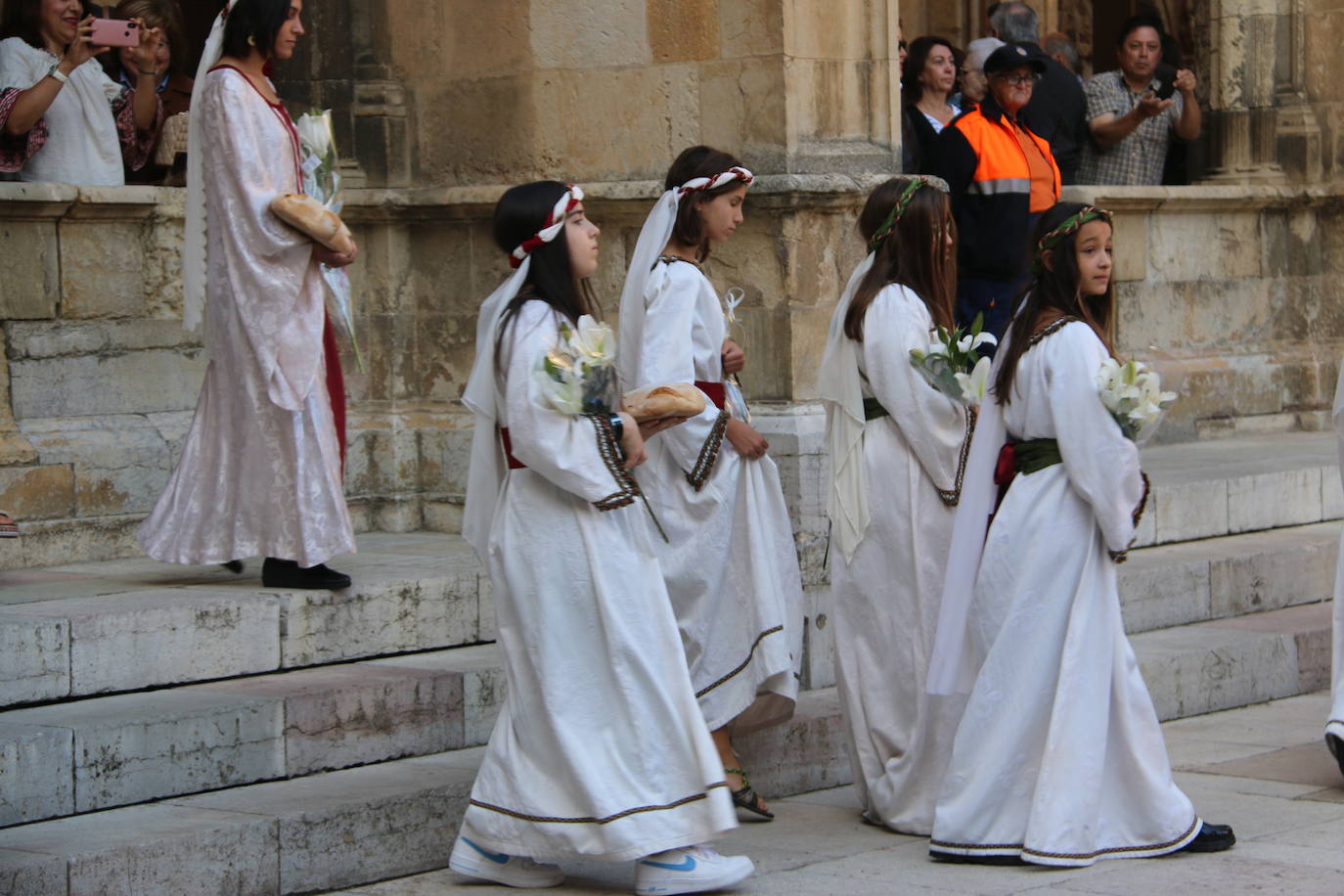 Baile de las doncellas en el claustro de la Catedral.