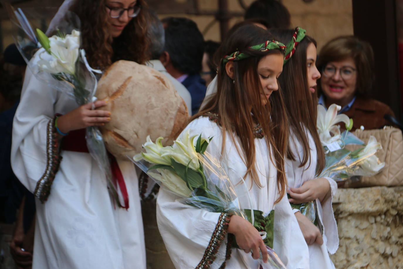 Baile de las doncellas en el claustro de la Catedral.