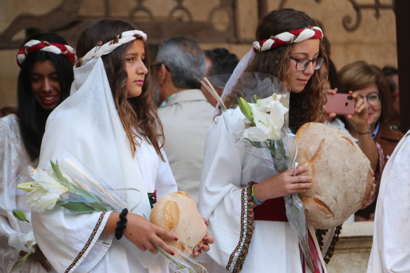 Baile de las doncellas en el claustro de la Catedral.