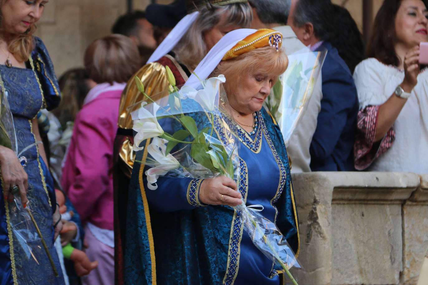 Baile de las doncellas en el claustro de la Catedral.