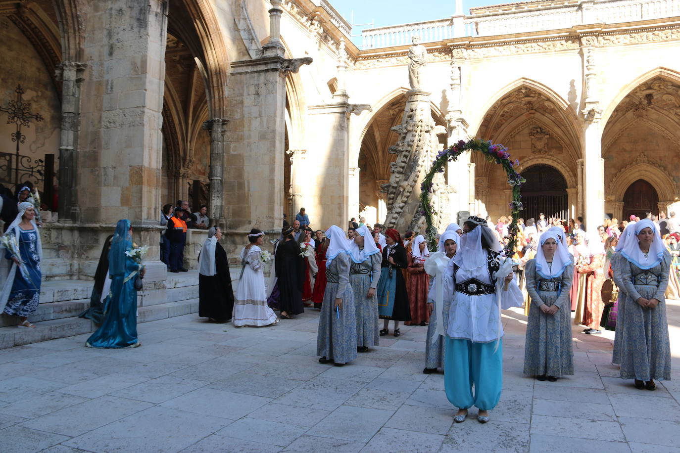 Baile de las doncellas en el claustro de la Catedral.