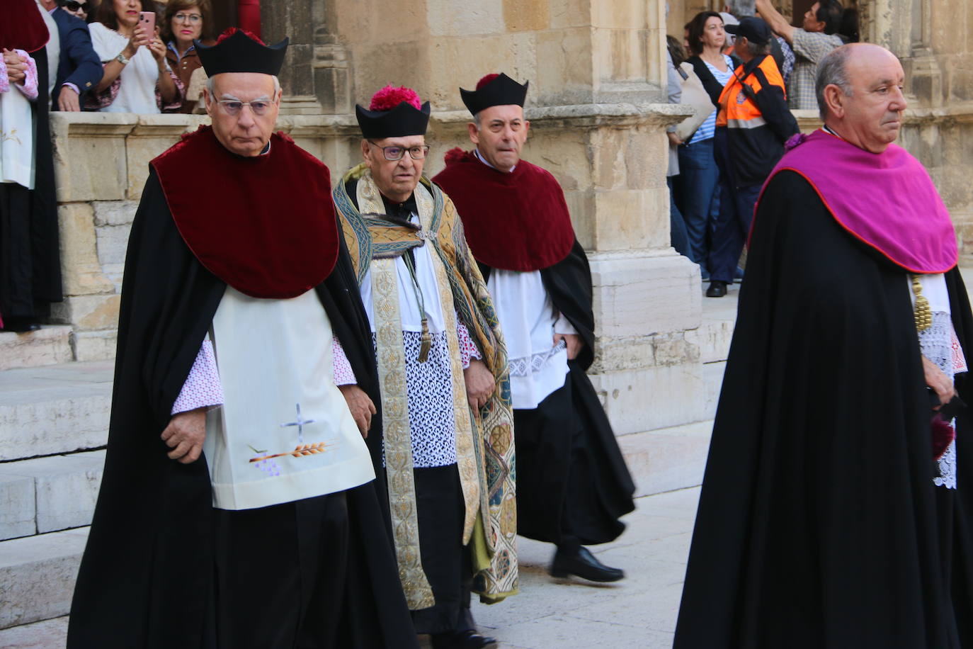 Baile de las doncellas en el claustro de la Catedral.