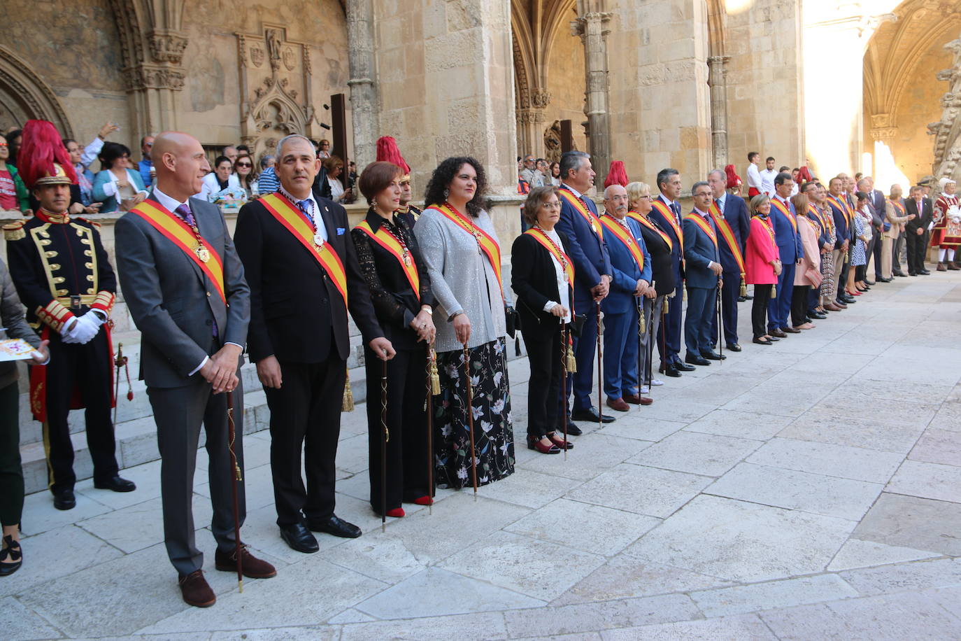 Baile de las doncellas en el claustro de la Catedral.