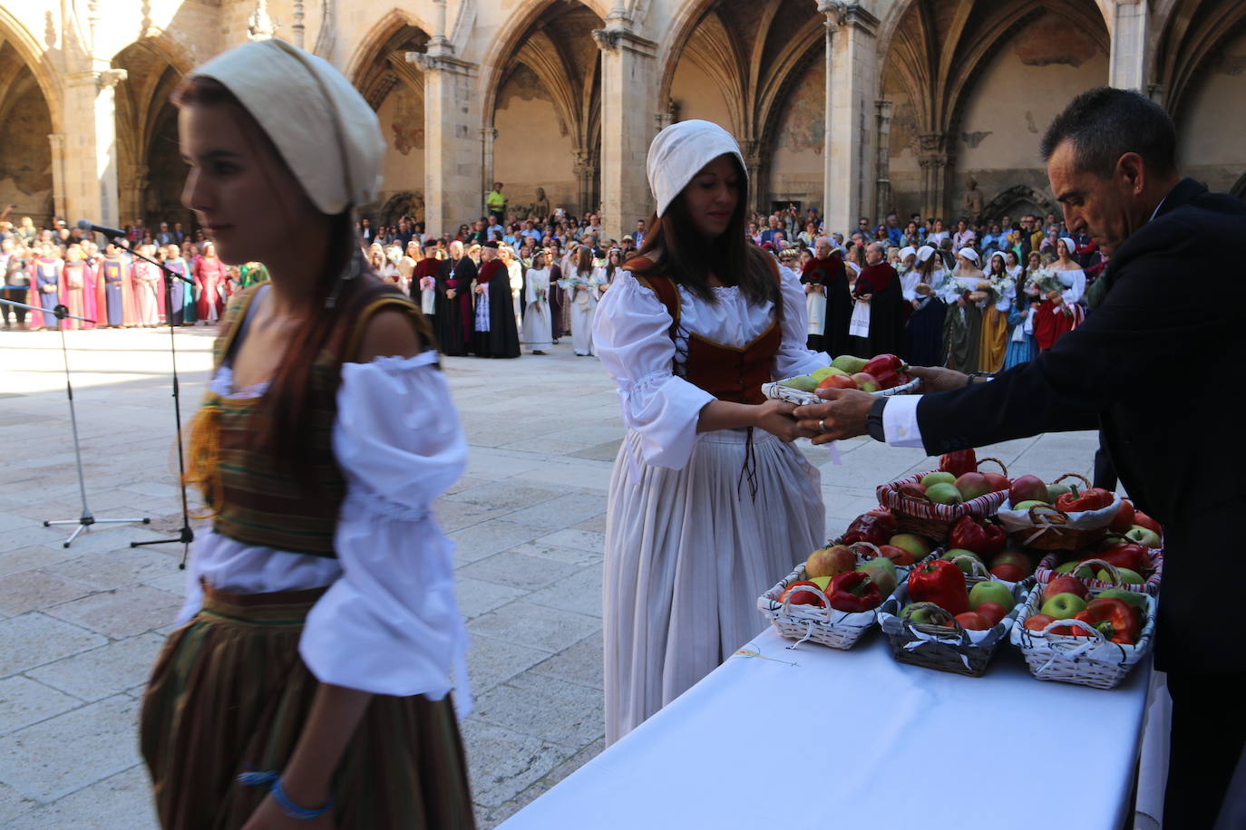 Baile de las doncellas en el claustro de la Catedral.