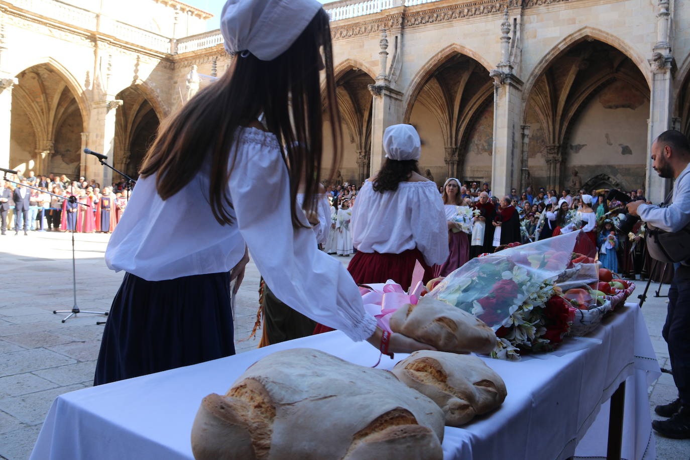 Baile de las doncellas en el claustro de la Catedral.