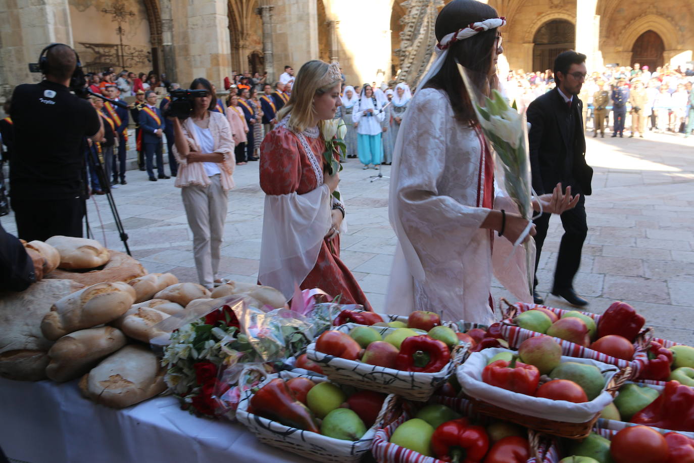 Baile de las doncellas en el claustro de la Catedral.