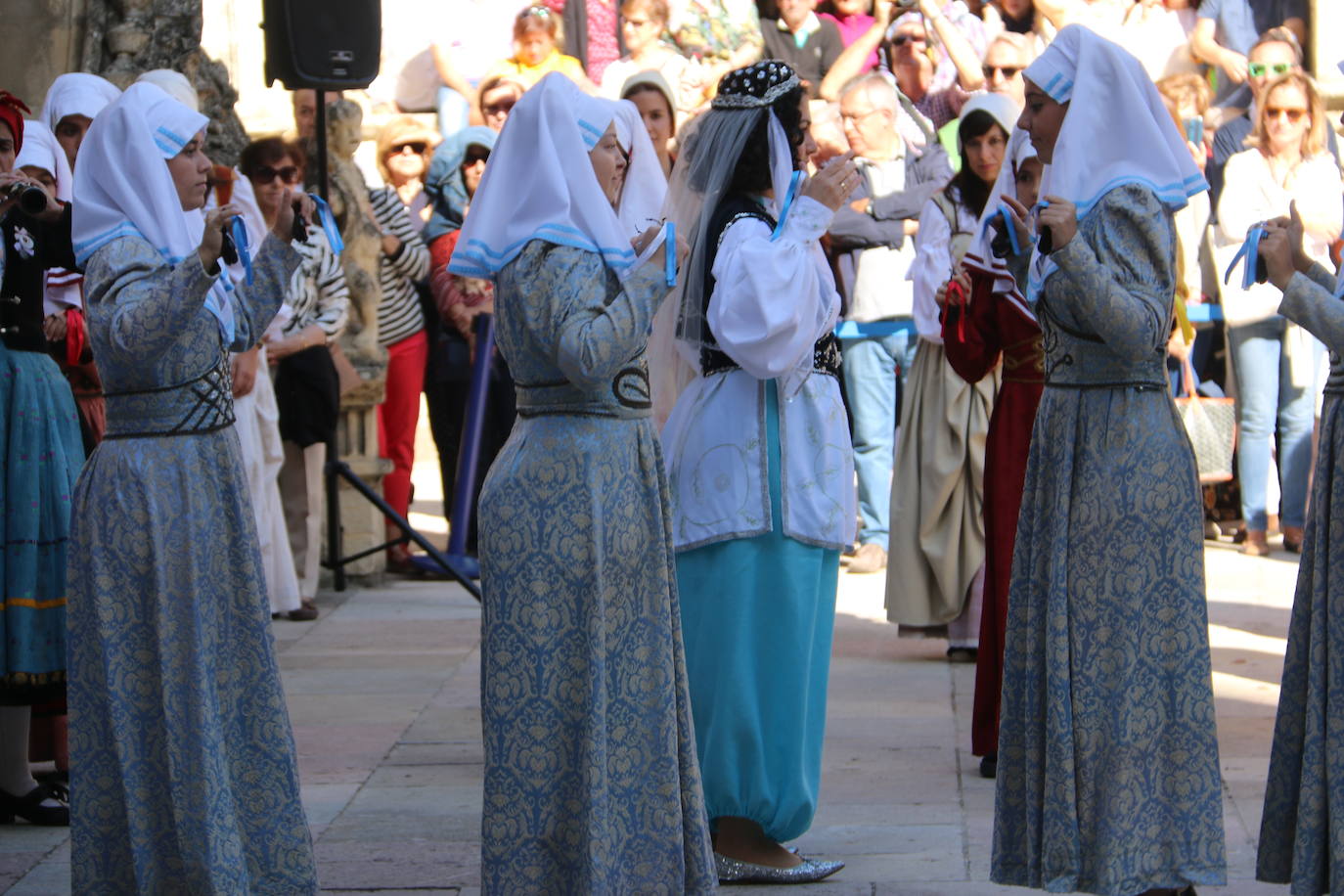 Baile de las doncellas en el claustro de la Catedral.