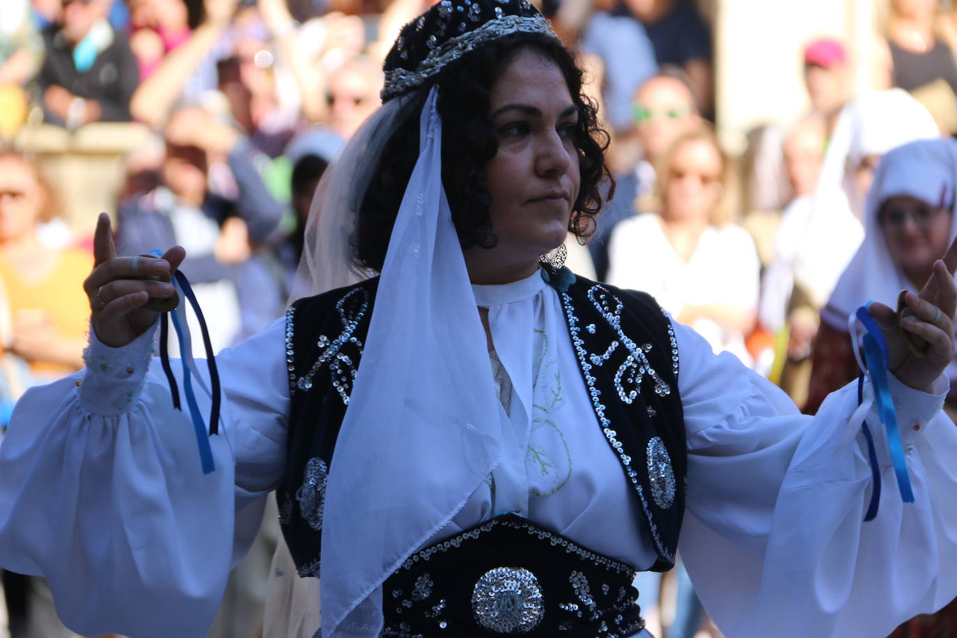 Baile de las doncellas en el claustro de la Catedral.