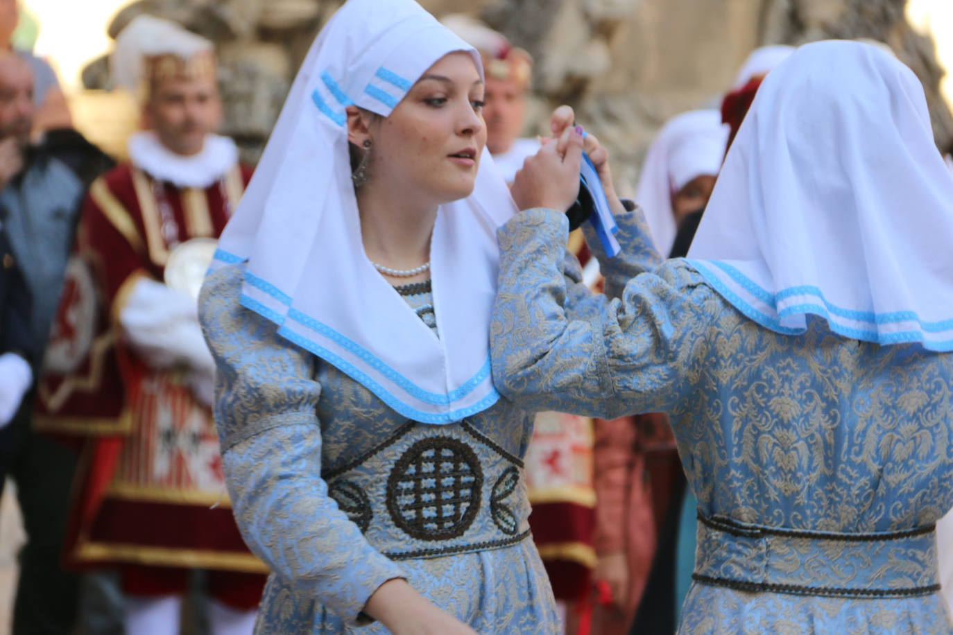 Baile de las doncellas en el claustro de la Catedral.