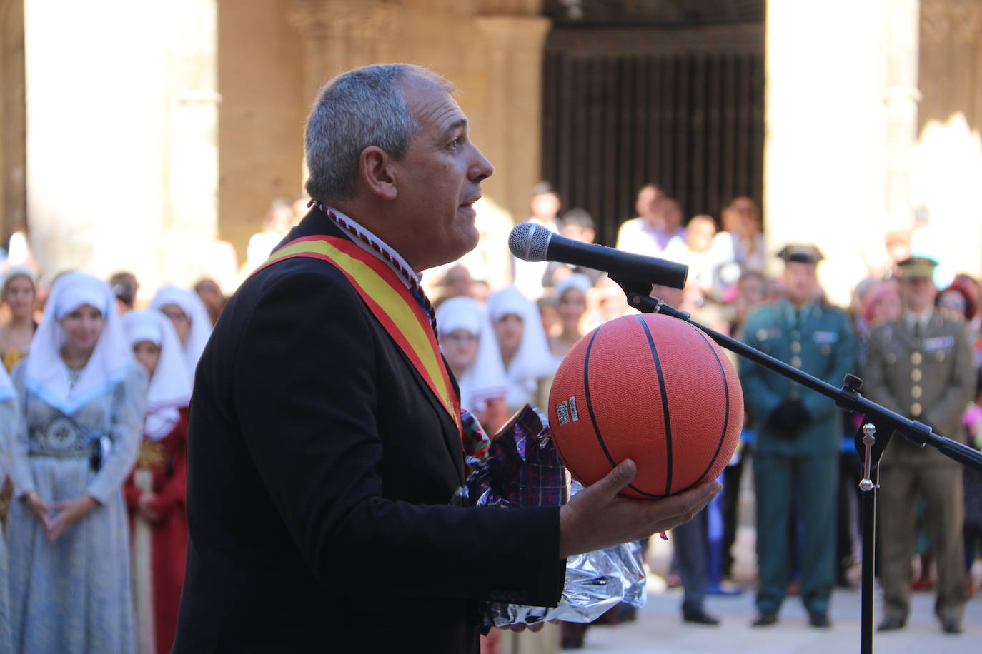 Baile de las doncellas en el claustro de la Catedral.