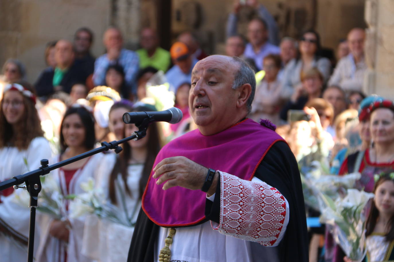 Baile de las doncellas en el claustro de la Catedral.