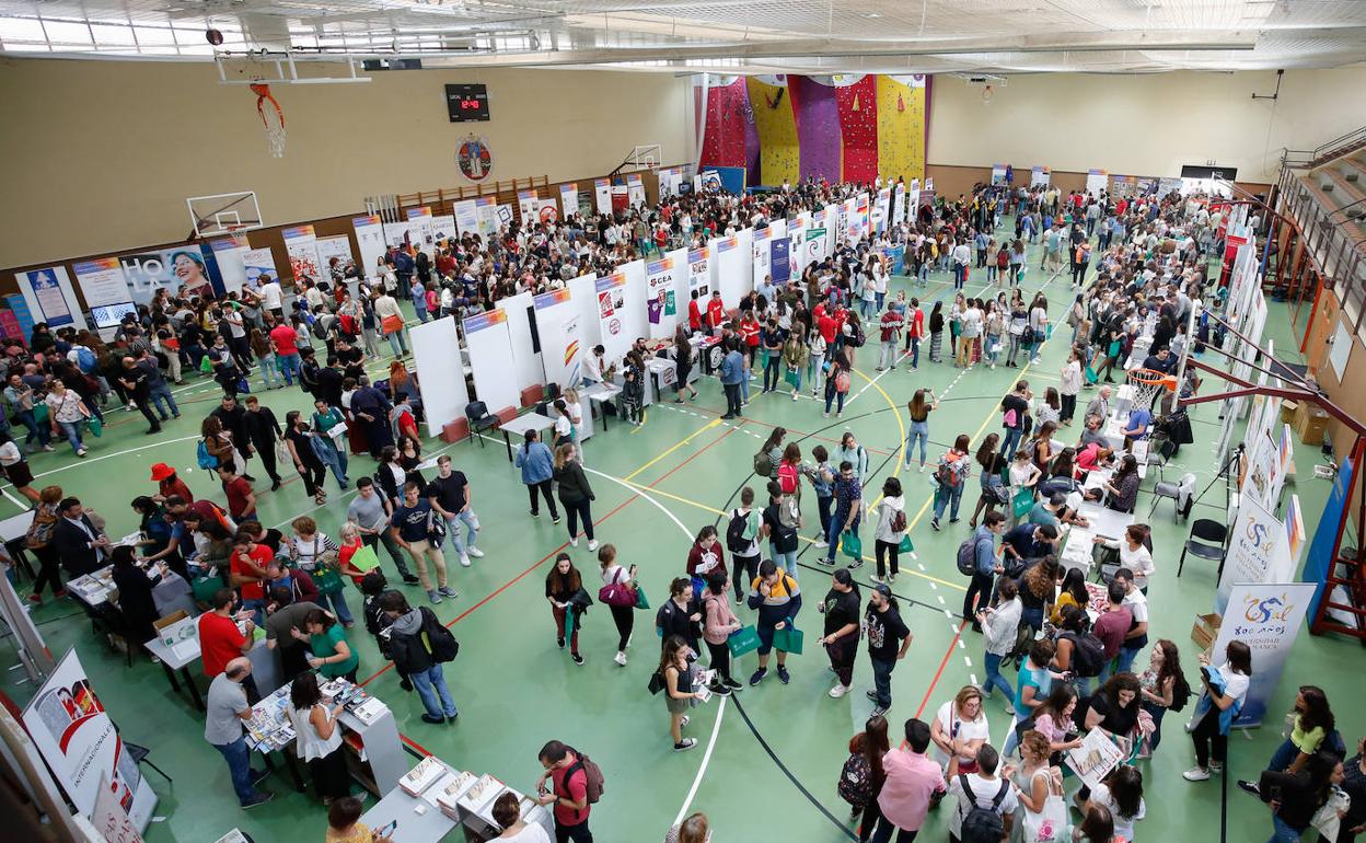 Recepción a los estudiantes de nuevo ingreso en la Feria de Bienvenida de la Universidad.