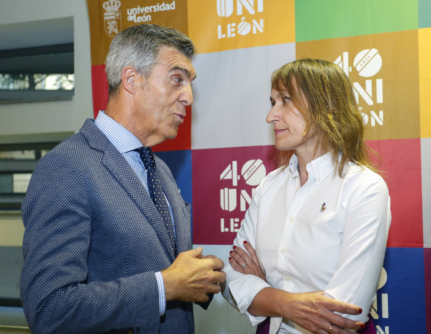 La consejera de Educación, Rocío Lucas, asiste a la gala conmemorativa del 40 aniversario de la Universidad de León. Junto a ella, el presidente del Consejo Social, Javier Cepedano