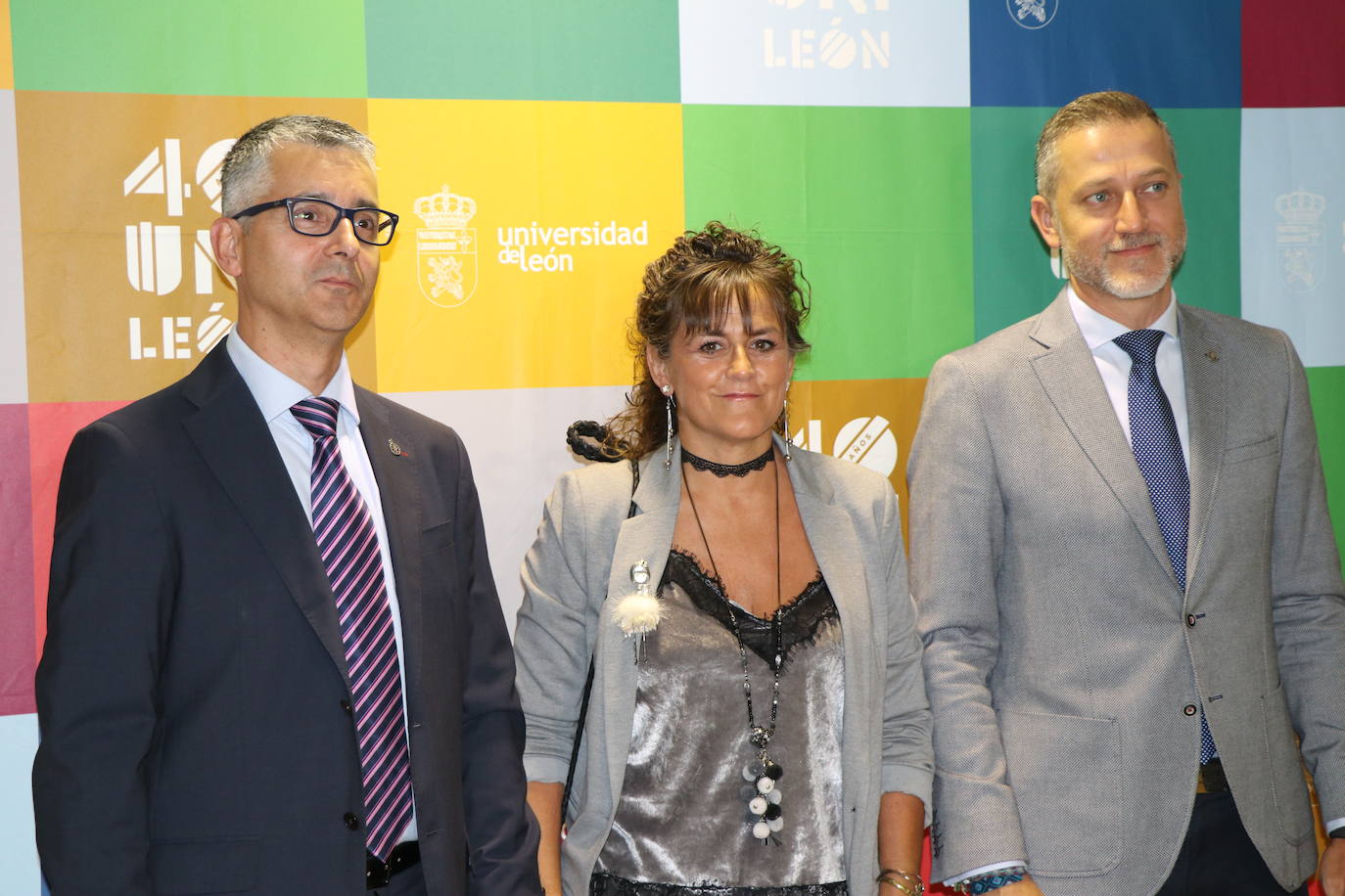 La consejera de Educación, Rocío Lucas, asiste a la gala conmemorativa del 40 aniversario de la Universidad de León. Junto a ella, el presidente del Consejo Social, Javier Cepedano