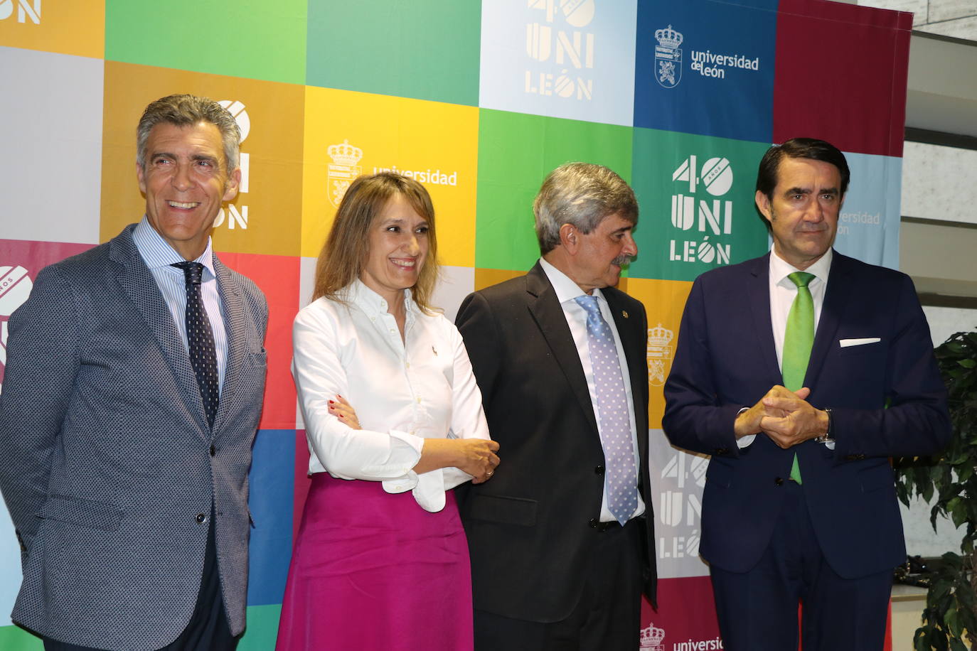 La consejera de Educación, Rocío Lucas, asiste a la gala conmemorativa del 40 aniversario de la Universidad de León. Junto a ella, el presidente del Consejo Social, Javier Cepedano