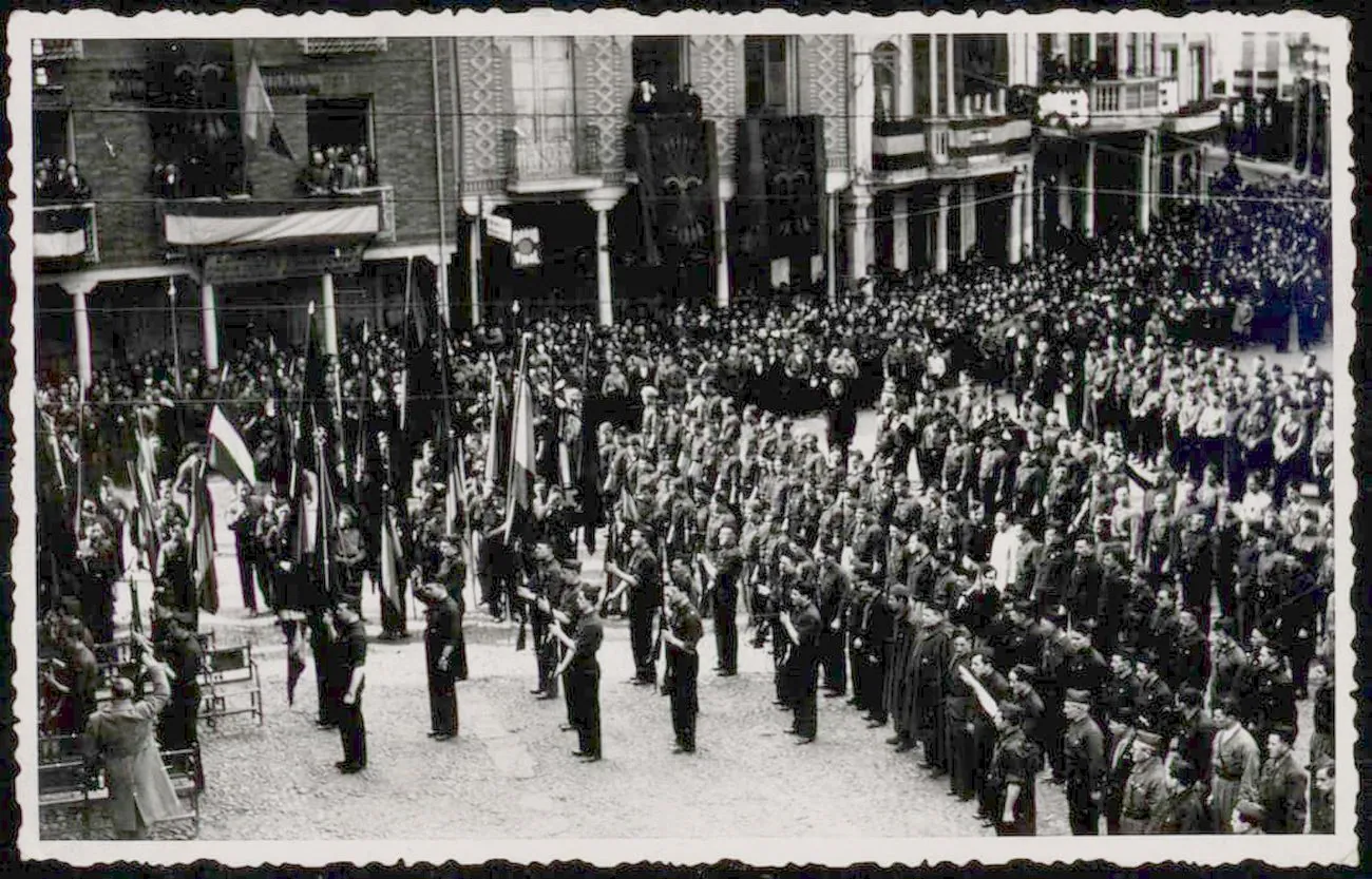 Misa de campaña, jura de bandera de las centurias de falage en La Bañeza.