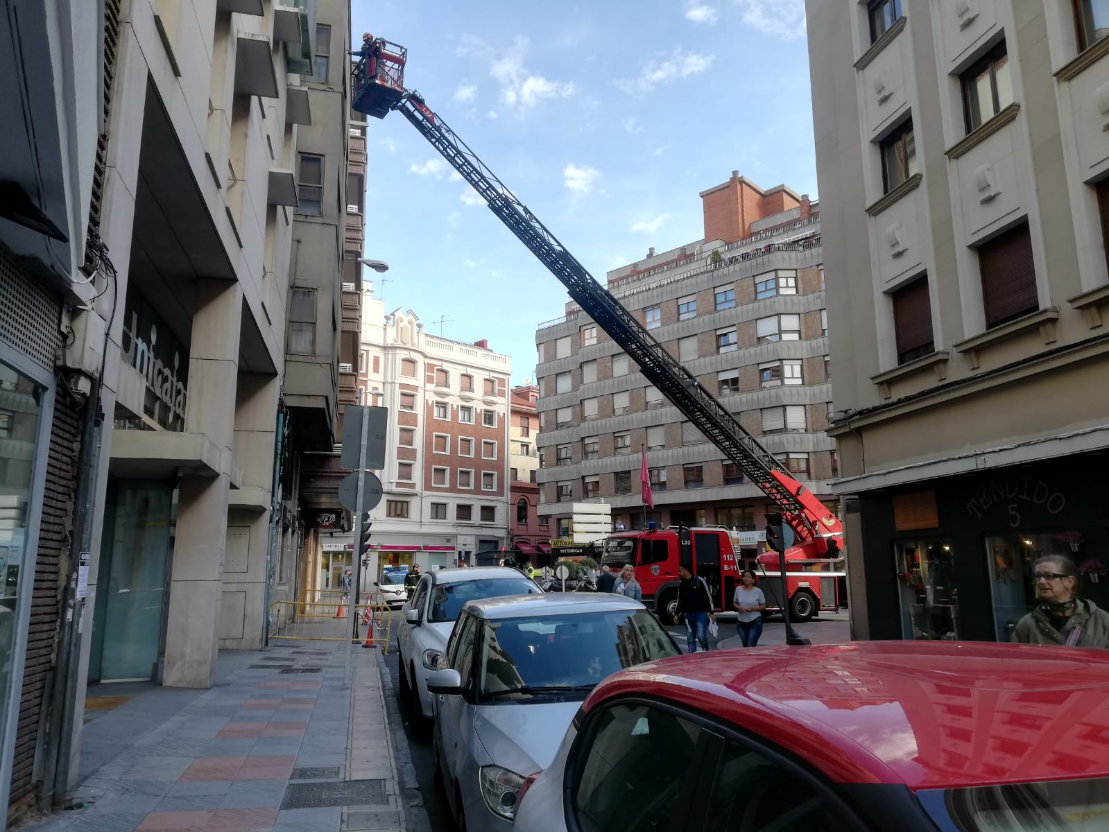 Efectivos de Bomberos en la Avenida Independencia.