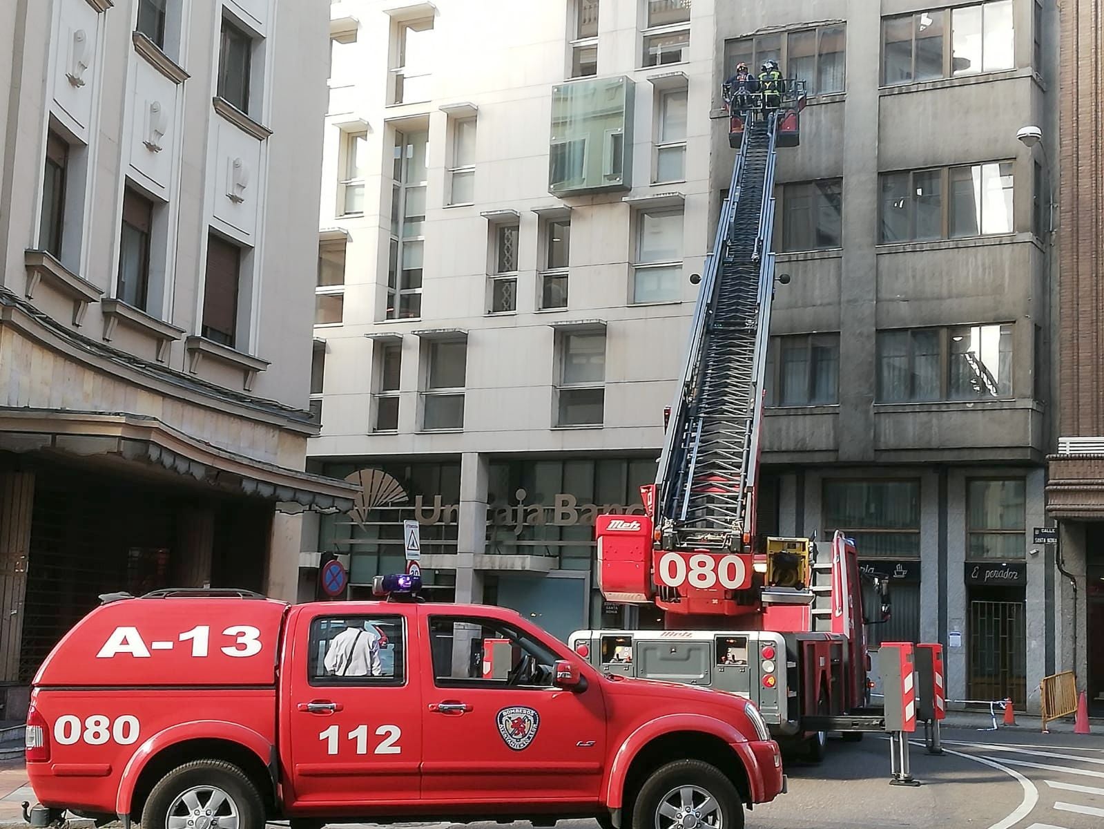 Efectivos de Bomberos en la Avenida Independencia.