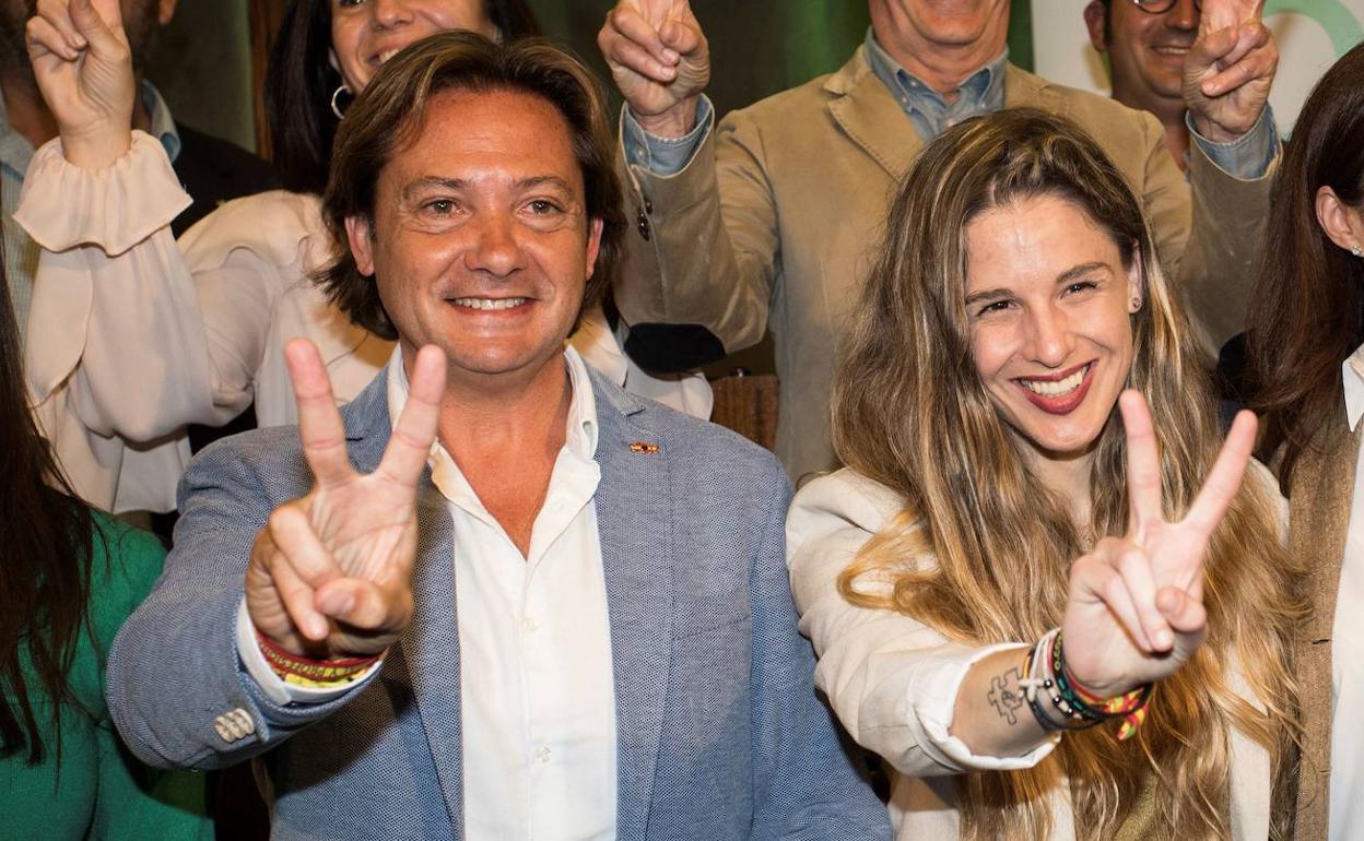 La diputada de Vox Malena Contestí junto al presidente de Vox Baleares, Jorge Campos.