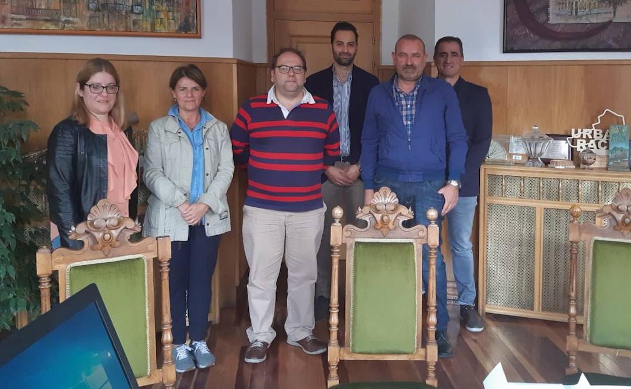 Reunión entre ayuntamiento y compañía.