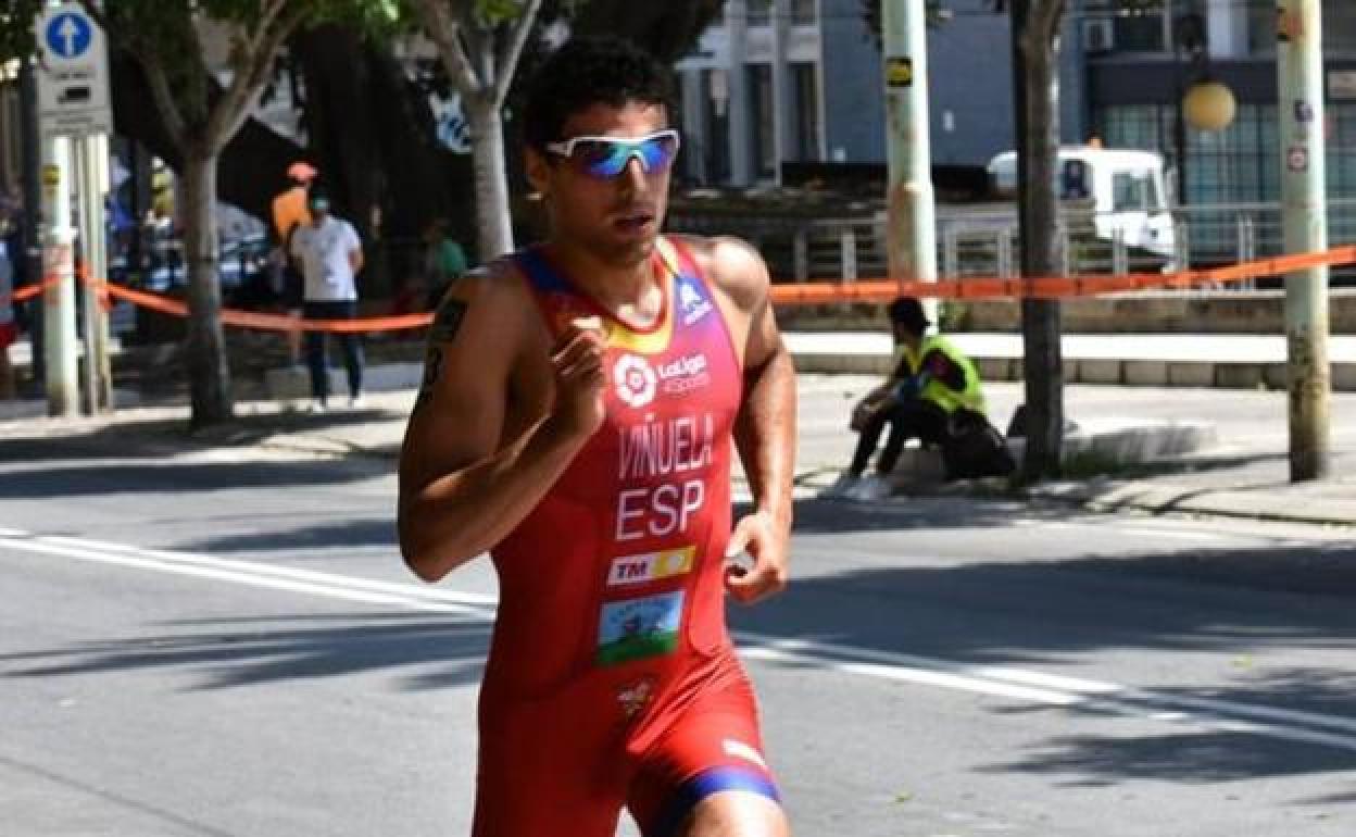 Kevin Viñuela participa en una carrera.