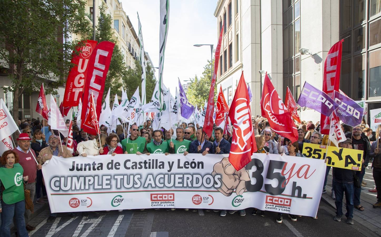 Fotos: Concentración de funcionarios en Valladolid por la jornada semanal de 35 horas