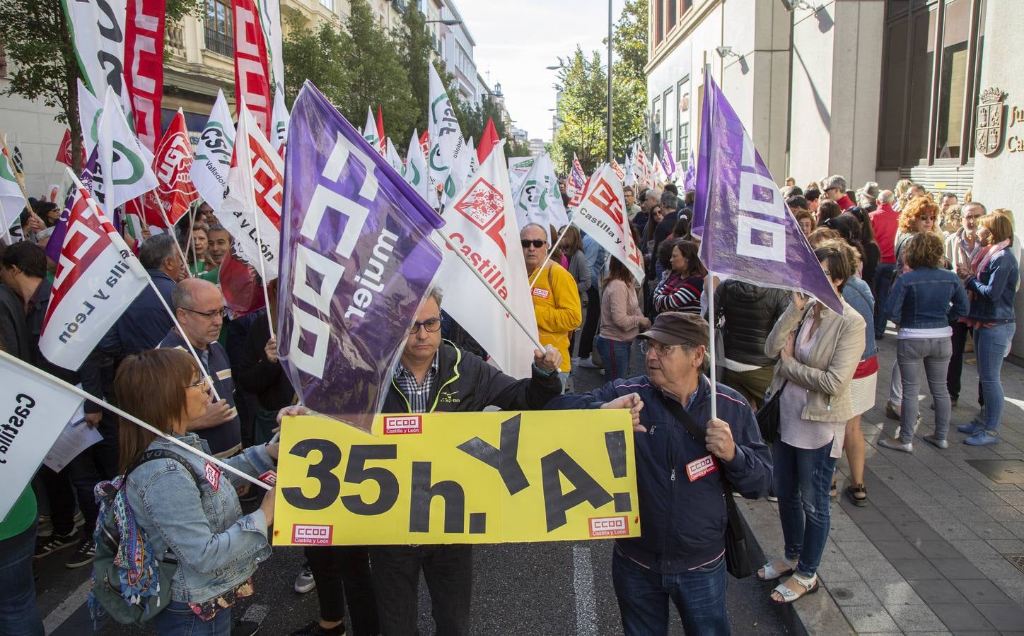 Fotos: Concentración de funcionarios en Valladolid por la jornada semanal de 35 horas