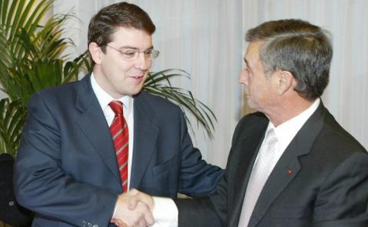 Fernández Mañueco (izq.) y Fermín Carnero (UGT) en 2002, tras la firma del acuerdo entre Junta y sindicatos para los funcionarios.