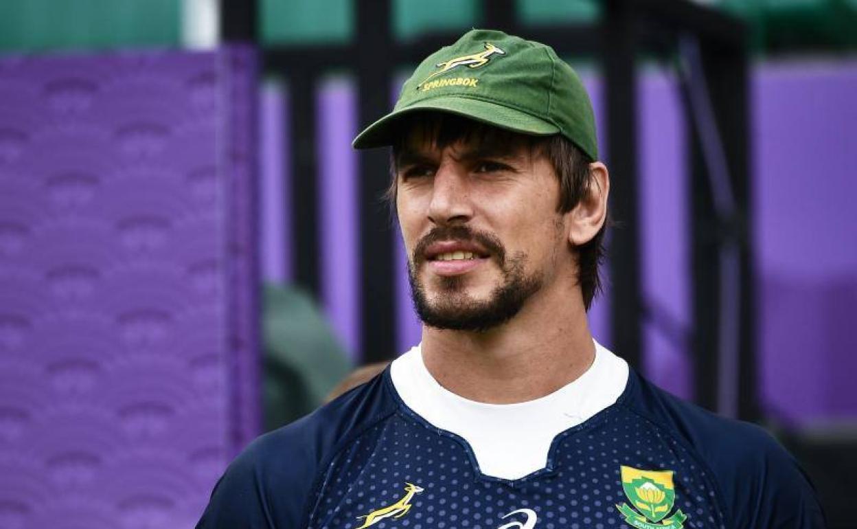 Eben Etzebeth, a su llegada a una sesión de entrenamiento en Shizuoka. 