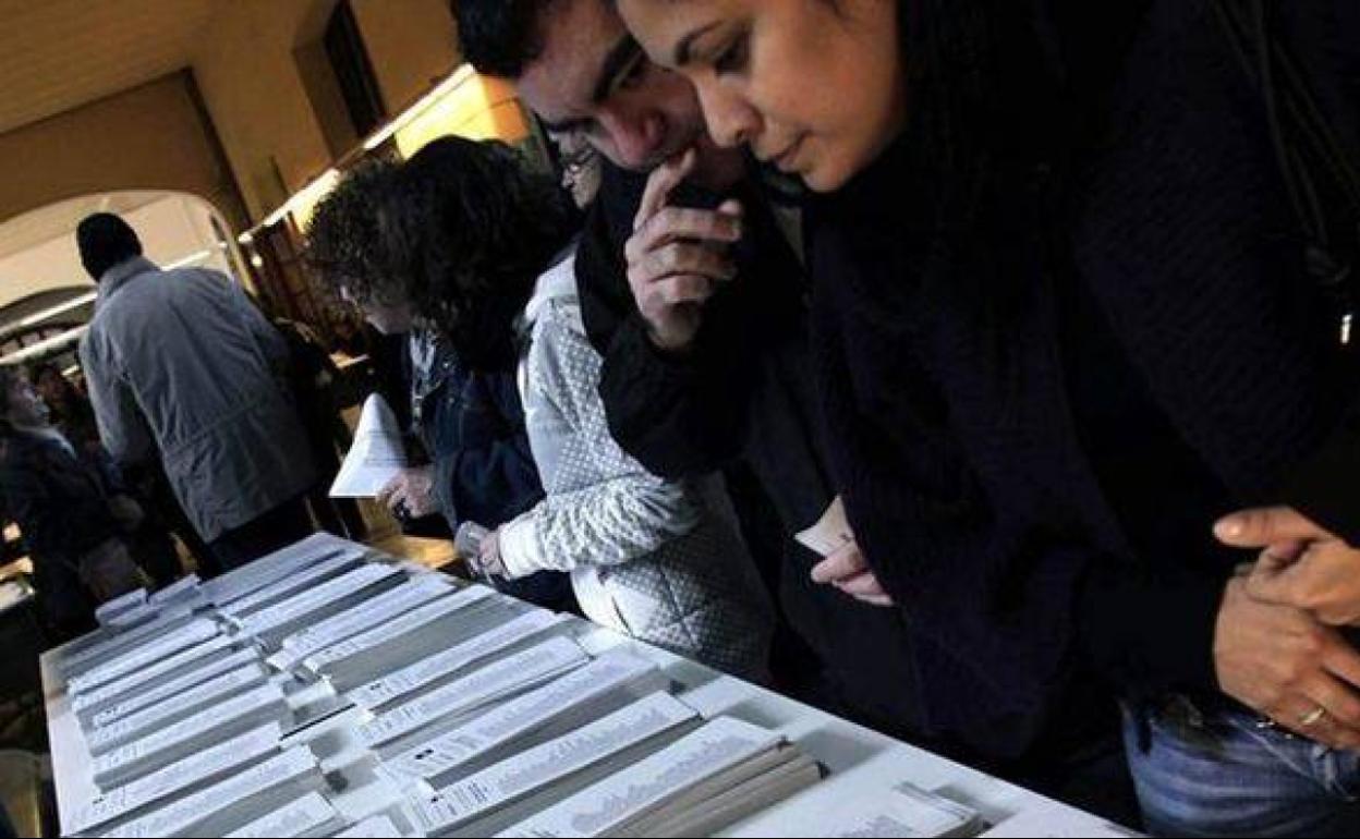 Unos jóvenes, durante unas elecciones. 