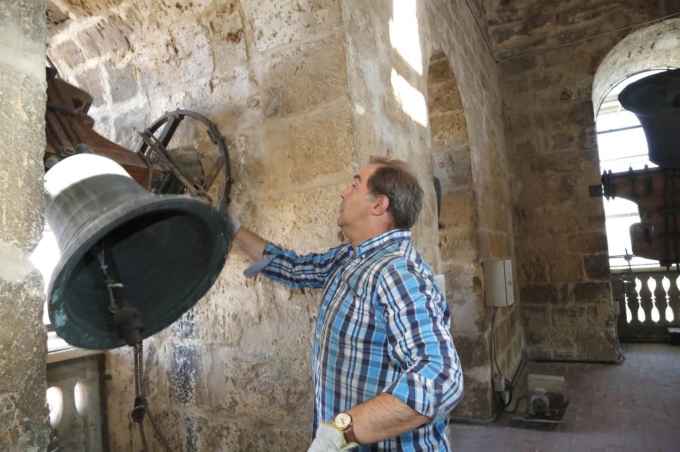 Ignacio, el campanero de la Catedral de Palencia, hace sonar las campanas.