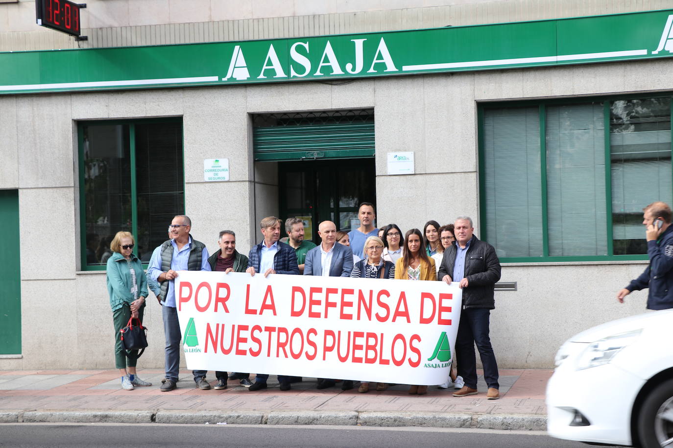 Localidades de toda la geografía leonesa paran para reivindicar servicios en el mundo rural.