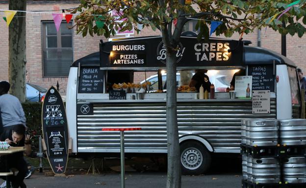 Imagen. Una food trucks en el jardín de San Francisco. 