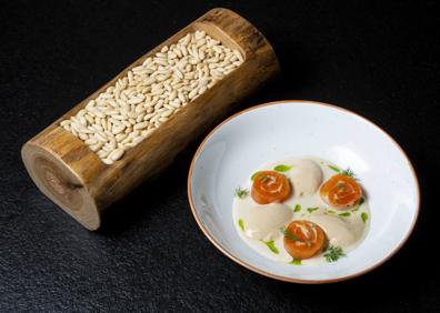 Imagen secundaria 1 - Ensalada de queso de cabra, con nueces y miel. Sopa blanca de piñón y cebada con trucha y mousse de avellana con crema de algarroba y galleta. 