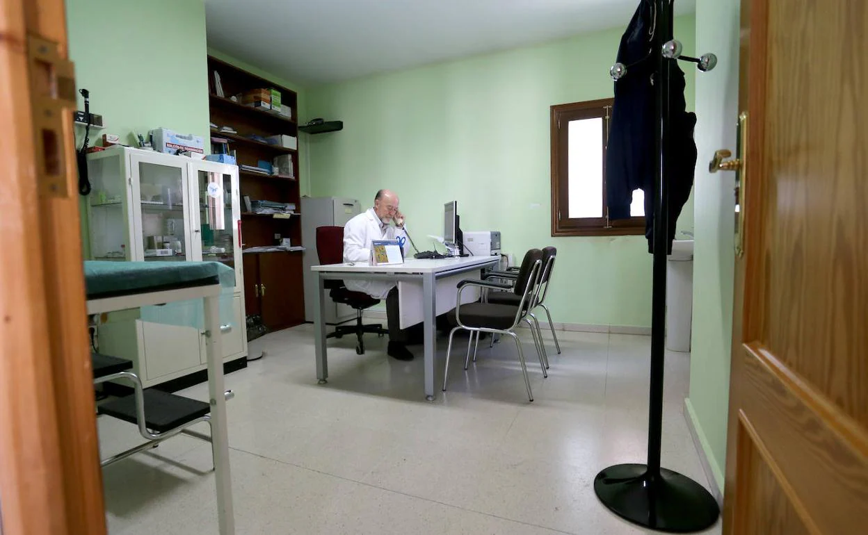 El médico de Familia Miguel Ángel Castilla en el consultorio local de Viloria del Henar (Valladolid), donde atiende a sus pacientes. 