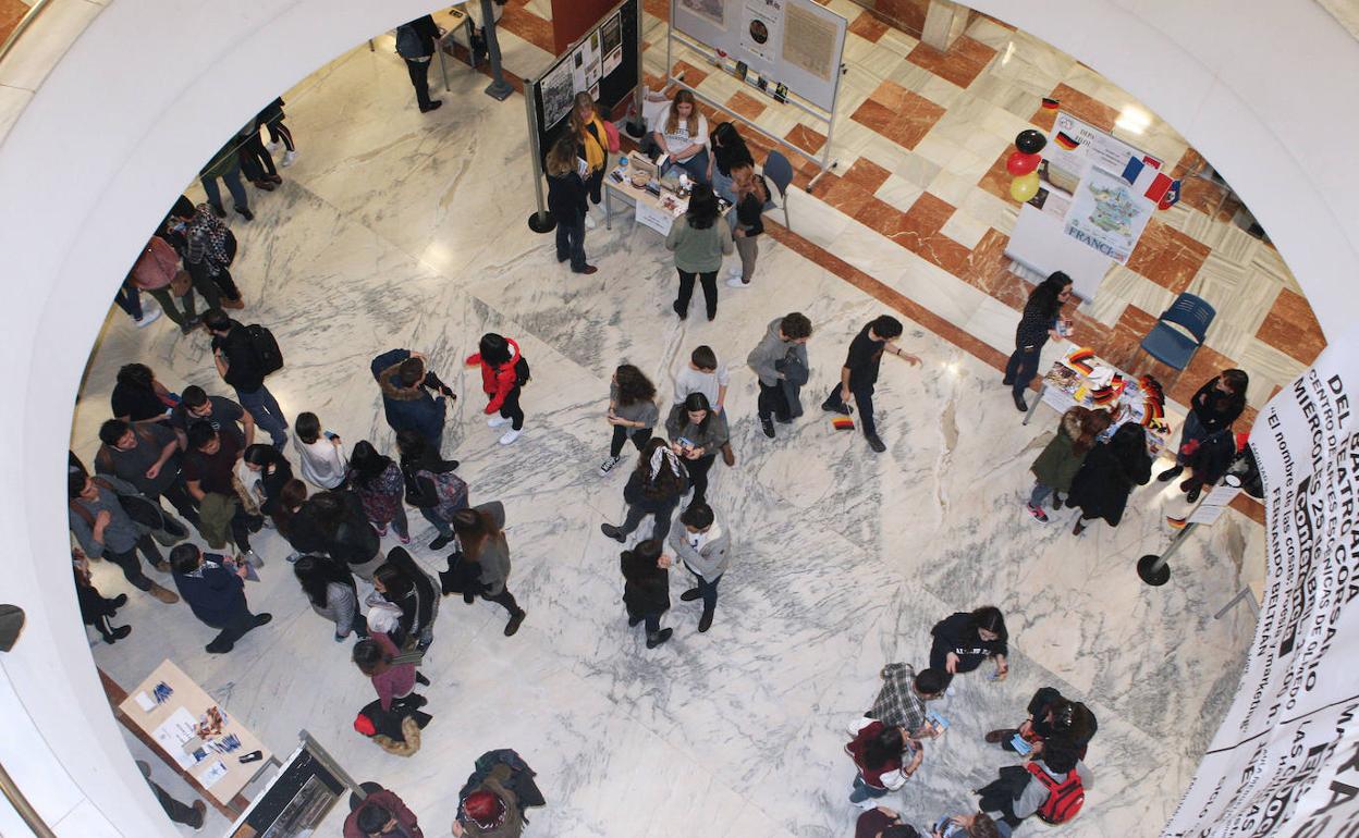 Estudiantes en el vestíbulo de Filosofía y Letras, en la Universidad de Valladolid. 