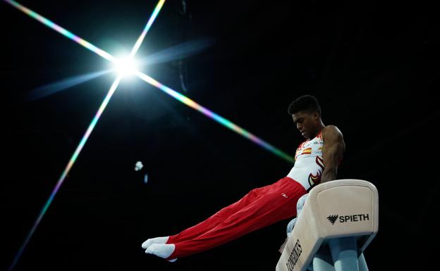 Thierno Diallo durante un ejercicio en el Mundial FIG de gimnasia artistica en Stuttgart