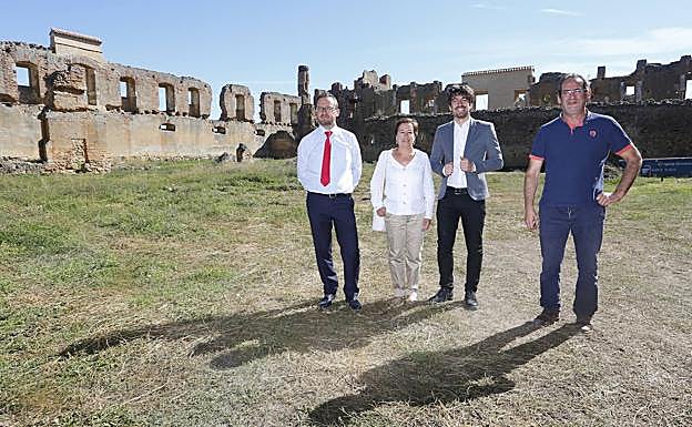 El director general de patrimonio, a la izquierda, visita el monasterio. Campillo