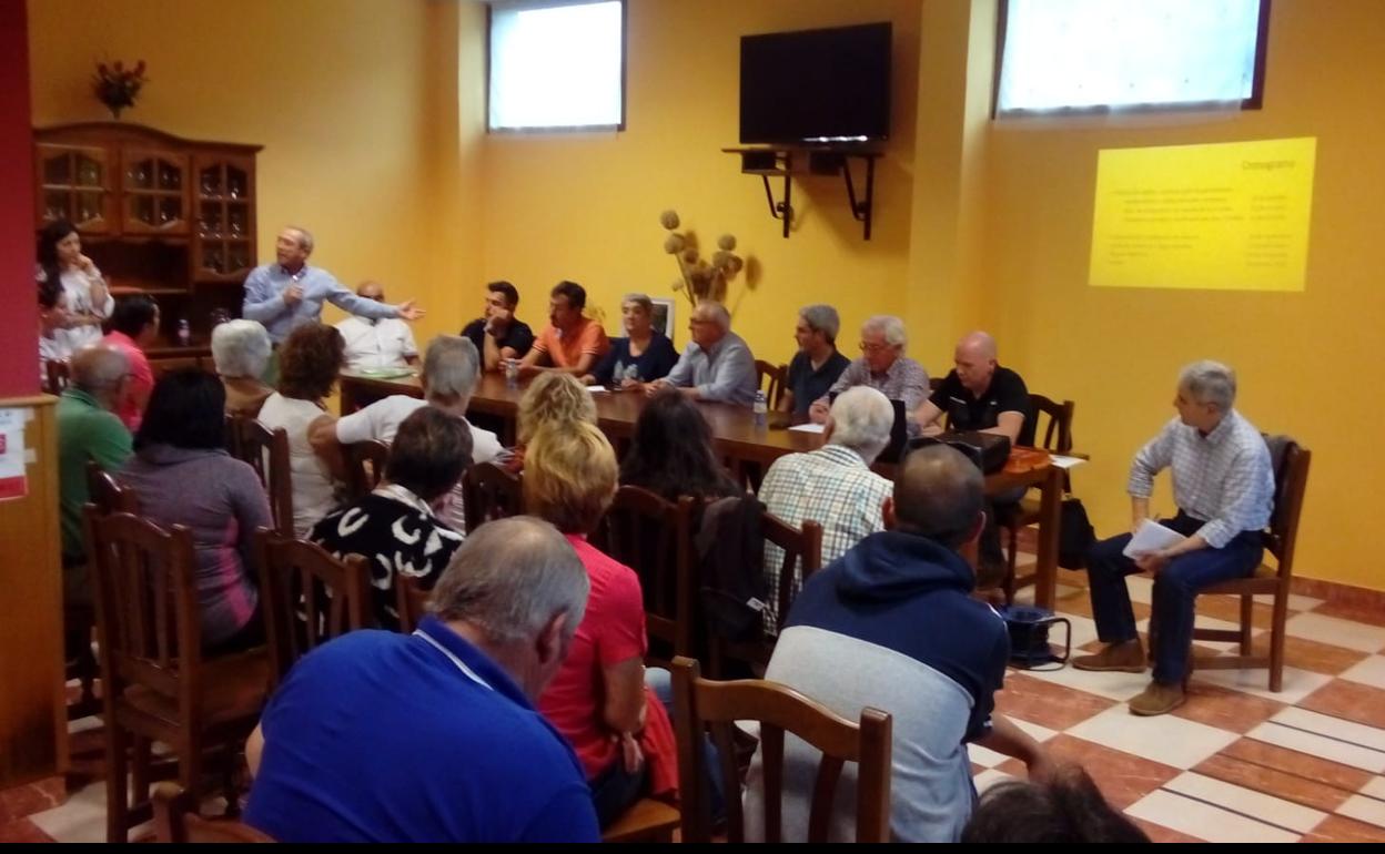 Asamblea de la Asociación de Castañicultores Tres Valles en Trabadelo.