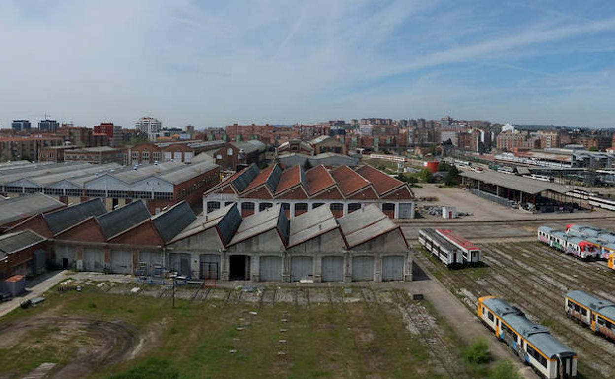 Terrenos de los talleres de Renfe desde la avenida de Segovia. 