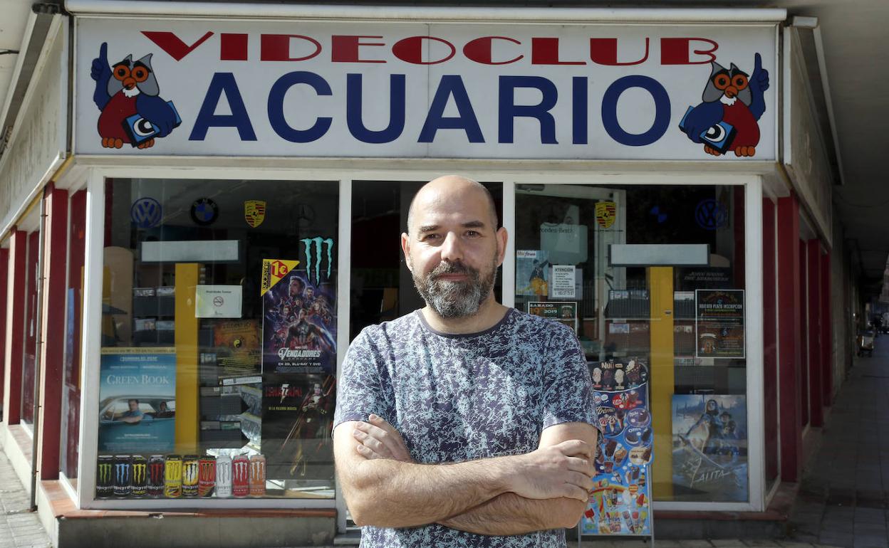 Luis Manuel Pérez, frente a la puerta de su establecimiento, el único videoclub que queda abierto en Palencia. 