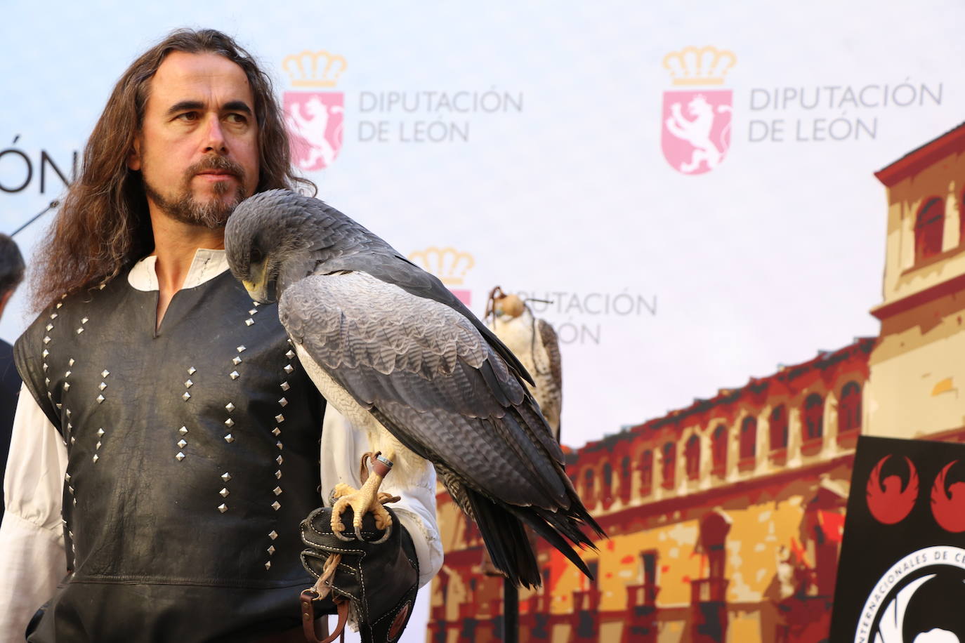 El presidente de la Diputación de León sujeta un ave rapaz.